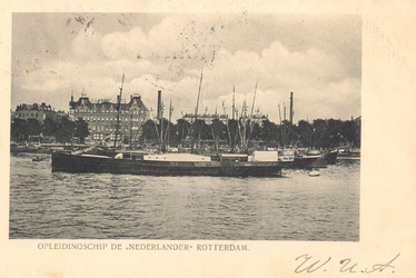 PBK-1987-285 Het opleidingsschip voor de handelsvaart de Nederlander gemeerd aan boeien op de Nieuwe Maas bij de Maaskade.