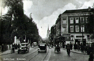 PBK-1987-658 Kruiskade vanuit het westen. Op de achtergrond rechts de Westerkerk. Op de voorgrond de Diergaardebrug. ...