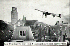 PBK-1987-719 Jan Olieslagers vliegt met zijn machine boven de stad. Mensen kijken vanaf de daken naar de vliegtocht.