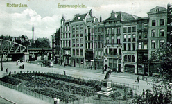 PBK-1987-789 Gezicht op de Grotemarkt . Op de voorgrond het standbeeld van Erasmus. Rechts het spoorwegviaduct.
