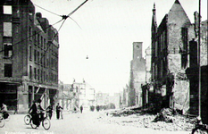 PBK-1988-12 Gezicht op de door het Duitse bombardement van 14 mei 1940 getroffen Slaak, vanaf het Oostplein, uit het ...
