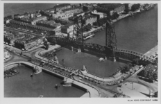 PBK-1988-25 Overzicht van de Koninginnebrug en de spoorhefbrug over de Koningshaven, uit het zuidwesten. Op de ...