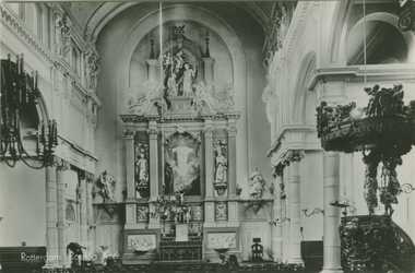 PBK-1988-255 Interieur van de rooms-katholieke Rosaliakerk aan de Leeuwenstraat.
