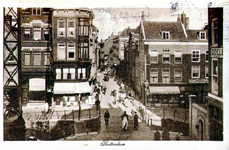 PBK-1988-415 Doorkijk in de Sint Jacobstraat vanuit het huis aan de Westewagenstraat nummer 1, over de Raambrug en de ...
