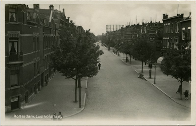 PBK-1989-129 Lusthofstraat in de richting van de Weteringstraat. Op de achtergrond rechts een gedeelte van een ...