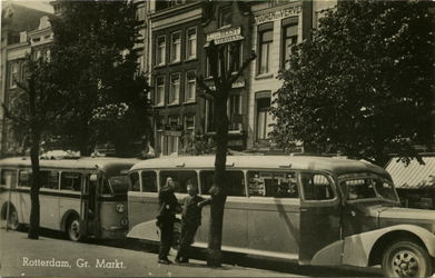 PBK-1989-261 Autobussen voor het openbaar vervoer aan de Grotemarkt.