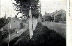 PBK-1989-537 Gezicht op de Dorspsstraat rechts en de lager gelegen Benedenrijweg links.