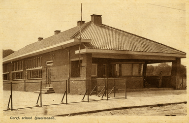 PBK-1989-539 De Gereformeerde school aan de Koninginneweg in de wijk IJsselmonde.