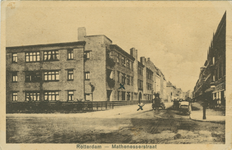 PBK-1989-85 Appartementencomplex van de Stichting 'Mathenesserhof'aan de noordzijde van de Mathenesserstraat tussen de ...