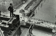 PBK-1991-110 Man op de Hef met uitzicht op de Koningshaven tijdens de bouw van de heftorens van de spoorbrug. Rechts de ...