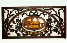 PBK-1991-182 Het 18e eeuwse houten bovenlicht van het beroemde café ' Het paard in de wieg ' aan de oostzijde van de ...