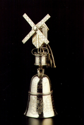 PBK-1991-183 Een zilveren molenbeker uit de verzameling van het Historisch Museum Rotterdam.