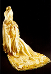 PBK-1991-187 Een zijden bruidsjurk uit de verzameling van het Historisch Museum Rotterdam.