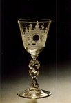 PBK-1991-189 Een wijnglas met radgravure van een levenstrap uit de verzameling van het Historisch Museum Rotterdam