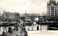 PBK-1993-417 De Koningsbrug over de Oudehaven, uit het oosten. Op de achtergrond links het Bolwerk in het midden de Jan ...