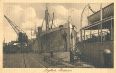 PBK-1993-480 Schepen aan de Lloydkade. De Rotterdamse Lloyd vestigde zich in het jaar 1908 ten zuiden van de zojuist ...