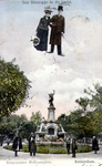 PBK-1993-544 Gezicht op het monument aan het Burgemeester Hoffmanplein. Het echtpaar bovenaan is ingetekend.