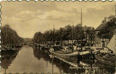 PBK-1993-773 Het oostelijk eind van de Nieuwehaven vanaf de Oude Oostbrug. Geheel rechts de zijgevel van de ...