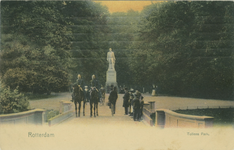 PBK-1993-791 Politie te paard op de brug in het Park aan de Westzeedijk. Op de achtergrond het monument van Tollens.