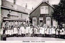 PBK-1993-877 Kinderen op het plein van de school met den Bijbel aan de Delftweg.