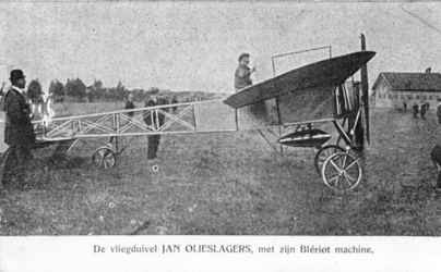 PBK-1993-942 Demonstratie van de vliegduivel, Jan Olieslagers met zijn Blérot machine.
