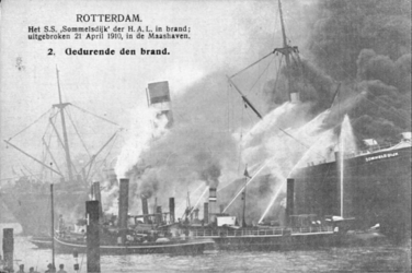 PBK-1993-944 De brand van het schip de Sommelsdijk van de Holland-Amerika Lijn. De brand begon op 21 april in de Maashaven.