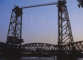 PBK-1994-27 De spoorhefbrug over de Koningshaven. Op de achtergrond de Koningsbrug.