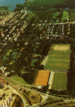 PBK-1995-20 Luchtopname van Arboretum Trompenburg, de sportvelden van Exelsior en het stadion. Op de achtergrond de ...