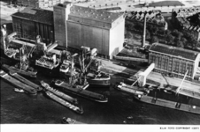 PBK-1996-156 Luchtopname van de schepen in de Maashaven en de achterzijde van de N.V. Graansilo Maatschappij Rotterdam ...