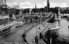 PBK-1996-247 Gezicht op de Koninginnebrug en links een gedeelte van de spoorhefbrug over de Koningshaven. Op de ...