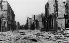PBK-1996-270 Gezicht op de door het bombardement van 14 mei 1940 getroffen Rozenburgstraat, vanaf de Lusthofstraat, in ...