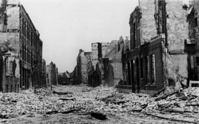 PBK-1996-270 Gezicht op de door het bombardement van 14 mei 1940 getroffen Rozenburgstraat, vanaf de Lusthofstraat, in ...