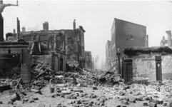 PBK-1996-271 Gezicht op de door het Duitse bombardement van 14 mei 1940 getroffen Hoogstraat bij het Oostplein, uit het ...