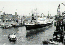 PBK-1998-86 Het vrachtschip Diemerdijk (1950) van de Holland-Amerika Lijn verlaat de Rijnhaven en passeert het ...