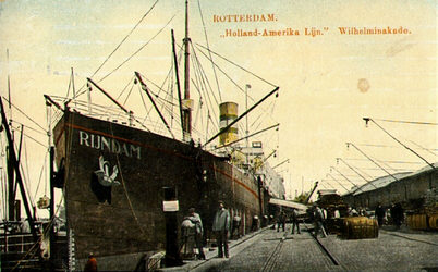 PBK-2001-121 Het schip de Rijndam van de Holland-Amerika Lijn aangemeerd aan de Wilhelminakade.