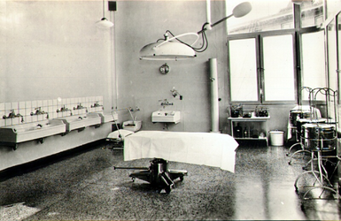 PBK-2001-137 De operatiekamer in het Eudokiaziekenhuis aan de Bergweg.