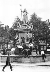 PBK-2001-54 Monument van de Maagd van Holland aan de Nieuwemarkt. Dit monument is opgericht ter herinnering aan de ...