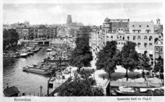 PBK-2001-7 Hotel Weimar op de hoek van het Haringvliet noordzijde en de Spaansekade. Op de voorgrond de Spanjaardsbrug ...