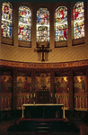 PBK-2002-154 Priesterkoor met tabernakelkast van Jan Brom, zilversmid te Utrecht, en glas-in-lood ramen van Henk ...