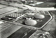 PBK-2002-90 Luchtopname van Oud-Beijerland. Overzicht gebouwencomplex van het Drinkwaterproduktiebedrijf Berenplaat.