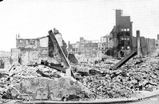 PBK-2003-145 Gezicht op de door het Duitse bombardement van 14 mei 1940 getroffen Hoogstraat hoek Lamsteeg. Als gevolg ...
