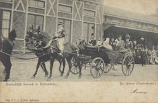 PBK-2003-25 Bezoek van koningin Emma op 27 april 1904. Op de prentbriefkaart: de rijtoer (Oosterkade).