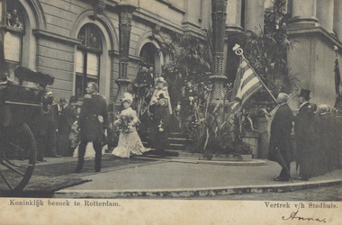 PBK-2003-26 Bezoek van koningin Emma op 27 april 1904.Op de prentbriefkaart: vertrek van het stadhuis.