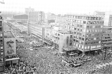 PBK-2004-305 Publiek op de Coolsingel en het Stadhuisplein, tijdens de huldiging van Feyenoord, winnaar van de ...