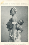 PBK-2004-406 Een moeder uit Dahomey, het huidige Benin, een koninkrijk aan de Afrikaanse slavenkust, gelegen aan de ...