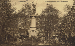 PBK-2005-398 Het monument met de fontein aan het Burgemeester Hoffmanplein.