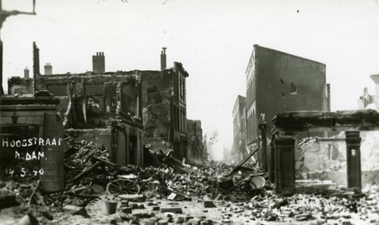 PBK-2005-784 Gezicht op de door het Duitse bombardement van 14 mei 1940 getroffen Hoogstraat, bij het Oostplein, uit ...