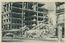 PBK-2008-304 Een fragment van de door het Duitse bombardement van 14 mei 1940 getroffen warenhuis de Bijenkorf aan de ...