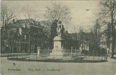 PBK-2008-67 Het standbeeld van Piet Hein aan het Piet Heynsplein. Op de achtergrond bebouwing aan westzijde
