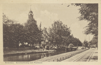 PBK-2100 Gezicht op de Eendrachtsweg en de Westersingel, uit het zuiden, links de toren van de Remonstrantse kerk.